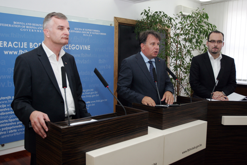 Poljoprivrednici iz FBiH pred zgradom federalne Vlade u Sarajevu Poljoprivrednici iz FBiH pred zgradom federalne Vlade u Sarajevu