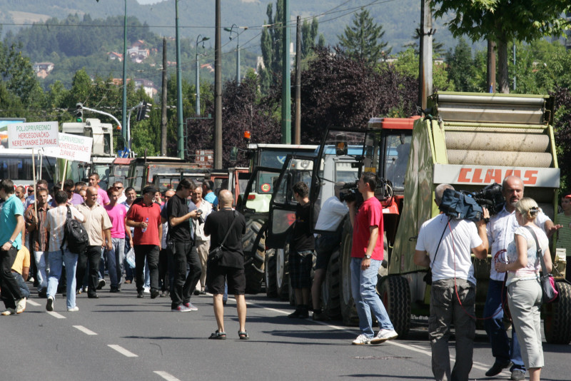Poljoprivrednici iz FBiH pred zgradom federalne Vlade u Sarajevu