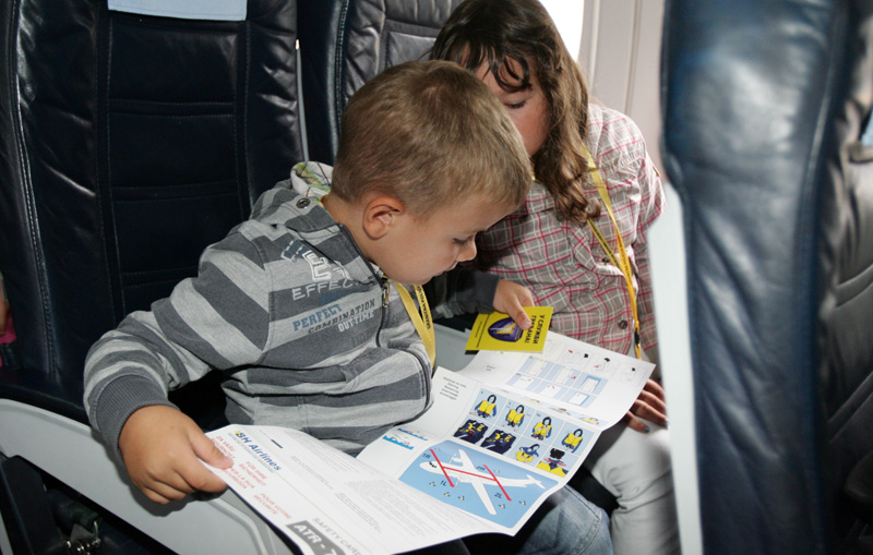 Mali&scaron;ani su imali priliku vidjeti kako se odvija paso&scaron;ka kontrola, ulazili su u avion, posjetili vatrogasnu službu.../ Foto: DEPO PORTAL