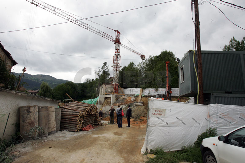 Bespravni graditelj Bedro Hasanović je i danas nastavio sa izvođenjem radova na ovom objektu uprkos svim zabranama. /Foto: DEPO PORTAL