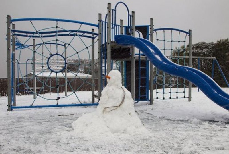 Prvi snijeg u 50 godina napravio je haos. Zatvorene su brojne ceste, &scaron;kole i aerodromi. Neka mjesta ostala su bez struje. Val hladnoće mogao bi potrajati