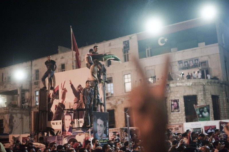 Nakon čitavog dana te&scaron;kih borbi, konvoj pobunjenika 'u&scaron;etao' se u centar libijske prijestolnice. Suprotno od očekivanog, mno&scaron;tvo je iza&scaron;lo na ulice kako bi ih pozdravilo, a na Zelenom trgu u ranim jutarnjim satima razvili su nove zastave.