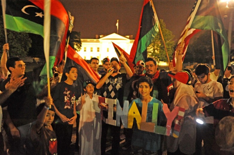 Nakon čitavog dana te&scaron;kih borbi, konvoj pobunjenika 'u&scaron;etao' se u centar libijske prijestolnice. Suprotno od očekivanog, mno&scaron;tvo je iza&scaron;lo na ulice kako bi ih pozdravilo, a na Zelenom trgu u ranim jutarnjim satima razvili su nove zastave.