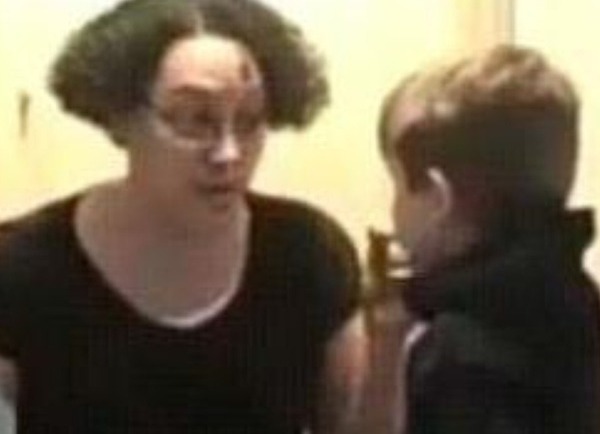 majka tjera sina da pije ljuti sos