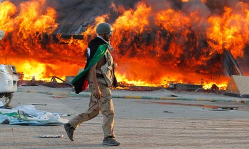 Libijski pobunjenici su u utorak u&scaron;li u Gaddafijev rezidencijalni kompleks Bab al-Azizija u Tripoliju i na njegovom krovu istakli svoju zastavu.