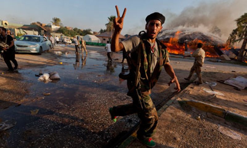 Libijski pobunjenici su u utorak u&scaron;li u Gaddafijev rezidencijalni kompleks Bab al-Azizija u Tripoliju i na njegovom krovu istakli svoju zastavu.