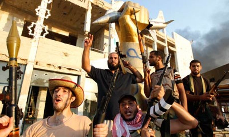 Libijski pobunjenici su u utorak u&scaron;li u Gaddafijev rezidencijalni kompleks Bab al-Azizija u Tripoliju i na njegovom krovu istakli svoju zastavu.