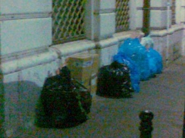 smeće ispred galerije smeće ispred galerije