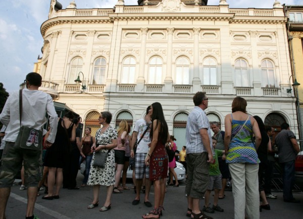 Protesti ispred Umjetničke galerije BiH/ Foto: DEPO