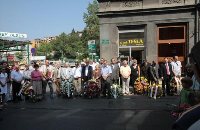 godišnjica masakra kod Gradske tržnice/ Foto: Dnevni avaz godišnjica masakra kod Gradske tržnice/ Foto: Dnevni avaz
