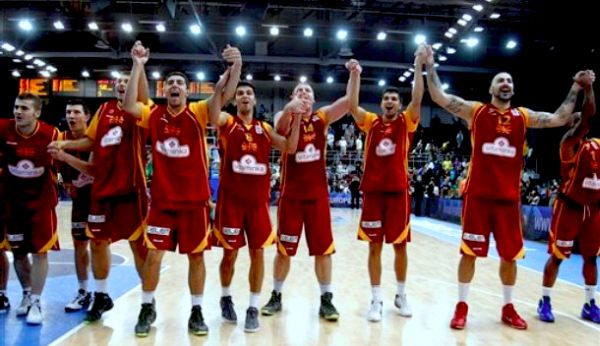 Makedonski košarkaši proslavljaju veliku pobjedu; foto: AP Makedonski košarkaši proslavljaju veliku pobjedu; foto: AP