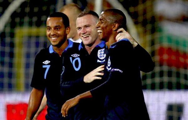 S lijeva nadesno: Theo Wallcott, Wayne Rooney i Ashley Young: Proslava prvog Rooneyjevog gola na sinoćnjoj utakmici