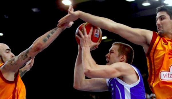 Hanno Mottola u 'sendviču' između Pere Antića (lijevo) i Predraga Samardžiskog; foto: AP Hanno Mottola u 'sendviču' između Pere Antića (lijevo) i Predraga Samardžiskog; foto: AP