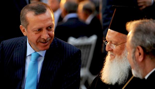 Vaseljenski Patrijarh Vartolomej Prvi u dru&scaron;tvu turskog premijera; Foto: Getty Images 