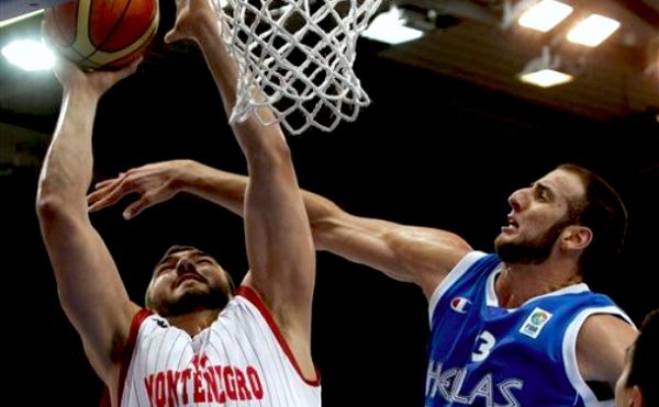 Nikola Peković i Kostas Koufos; foto: AP