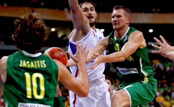 Nenad Krstić i Rimantas Kaukenas; foto: AP Nenad Krstić i Rimantas Kaukenas; foto: AP