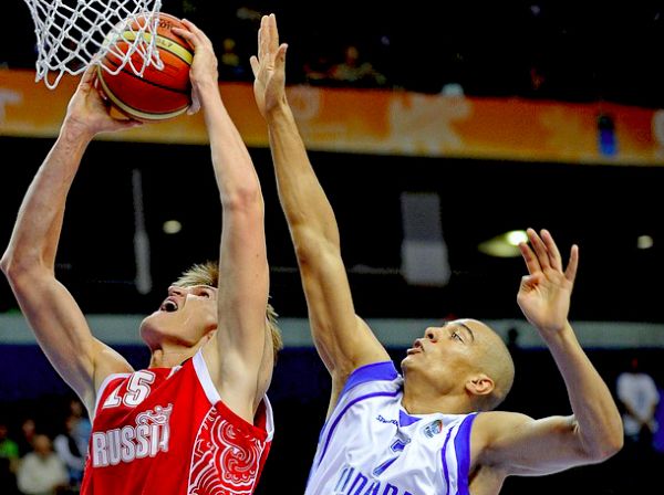 Sudar pod košem Kirilenka i Huffa; foto: Getty Images Sudar pod košem Kirilenka i Huffa; foto: Getty Images