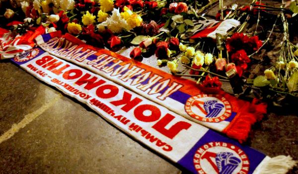 Navijači se od jučer skupljaju pred prostorijama kluba kako bi odali poštu stradalima u ovoj velikoj tragediji; foto: AP Navijači se od jučer skupljaju pred prostorijama kluba kako bi odali poštu stradalima u ovoj velikoj tragediji; foto: AP