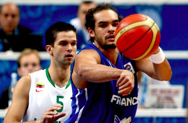 Joakim Noah i Mantas Kalnietis; foto: Getty Images Joakim Noah i Mantas Kalnietis; foto: Getty Images