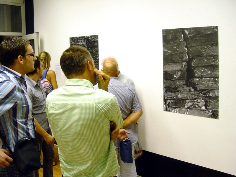 Isprovociran estetikom otpada&hellip; posežem za aparatom&hellip; pravim seriju fotografija&hellip; koja  promatra svijet tehnologije i urbanog života, kaže autor