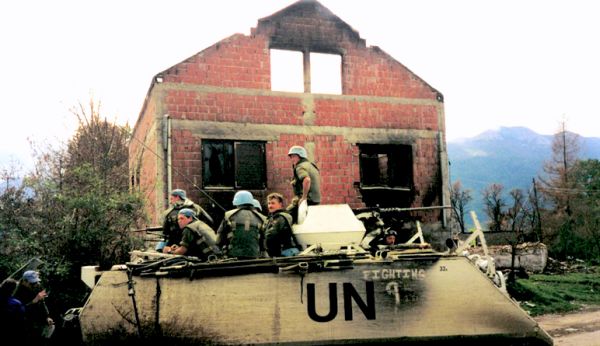 'Odlazeći oklopnim vozilom, uputio se prema hrvatskim položajima, tamo gdje je neko malo selo paklenski gorjelo'; ilustracija: Reuters 'Odlazeći oklopnim vozilom, uputio se prema hrvatskim položajima, tamo gdje je neko malo selo paklenski gorjelo'; ilustracija: Reuters