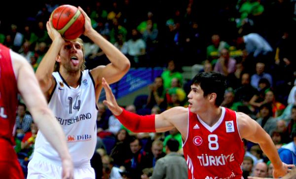 Dirk Nowitzki i Ersan Ilyasova; foto: Getty Images Dirk Nowitzki i Ersan Ilyasova; foto: Getty Images