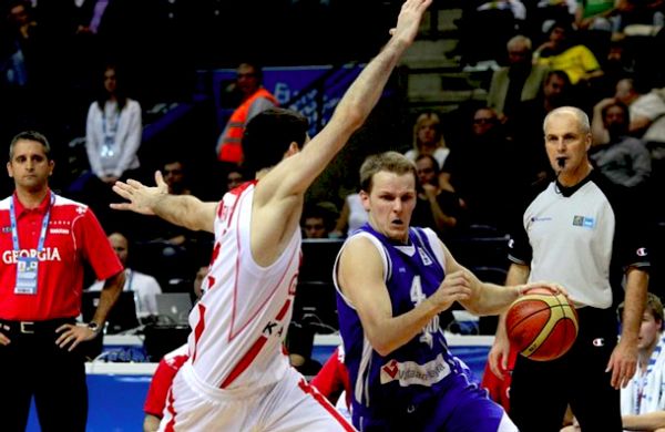 Mikko Koivisto i Tornike Shengelia; foto: Reuters