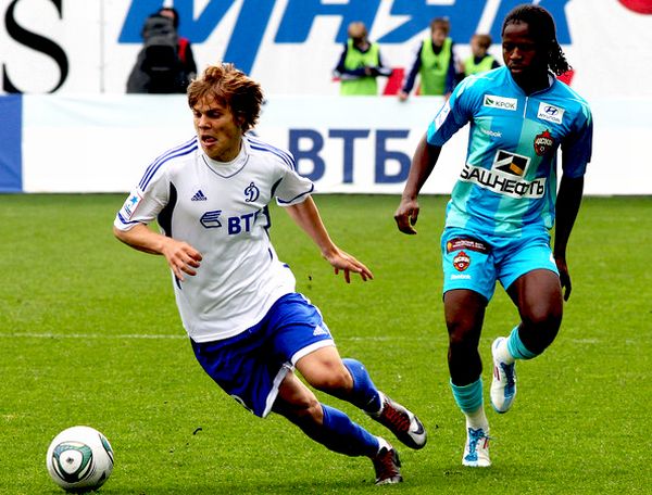 Aleksandr Kokorin u duelu sa Sekuom Olisehom u prvom ovogodi&scaron;njem ogledu Dinama i CSKA; foto: Getty Images