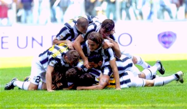 Nogometaši Juventusa proslavljaju prvi pogodak; foto: AP Nogometaši Juventusa proslavljaju prvi pogodak; foto: AP