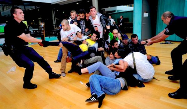 Demonstranti su provalili u zgradu polomiv&scaron;i prozore na ulazu; foto: Getty Images