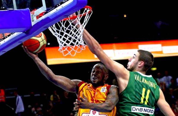 Lester Bo McCalebb u duelu s Jonasom Valanciunasom; foto: Reuters