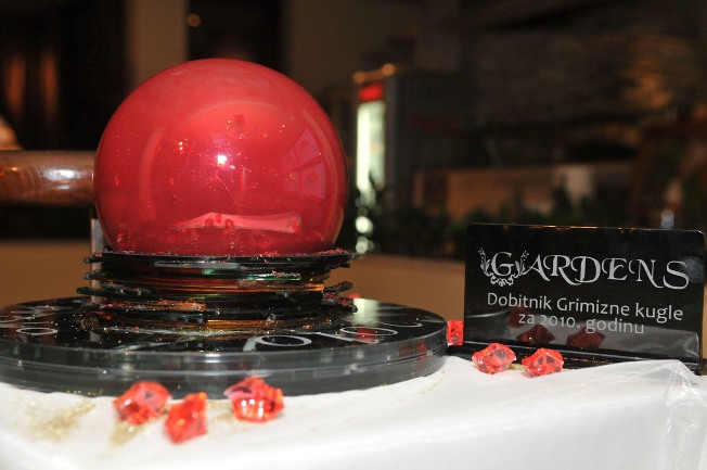 grimizna kugla gardens