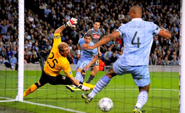 Vincent Kompany spa&scaron;ava udarac Mareka Hamsika; foto: Reuters