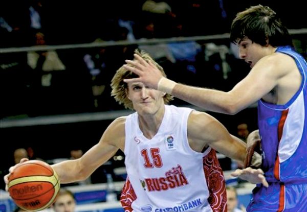 Andrei Kirilenko i Nemanja Bjelica; foto: AP