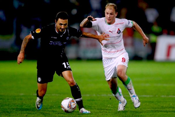 Senijad Ibričić u duelu s Darkom Botulom; foto: Getty Images