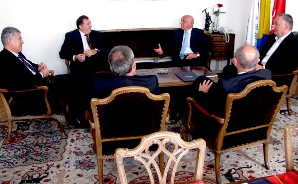 Sastanku prisustvuju predsjednici SNSD-a Milorad Dodik, SDS-a Mladen Bosić, HDZ-a BiH Dragan Čović, HDZ-a 1990 Božo Ljubić, SDA Sulejman Tihića, a domaćin je predsjednik SDP-a Zlatko Lagumdžija; foto: SRNA Sastanku prisustvuju predsjednici SNSD-a Milorad Dodik, SDS-a Mladen Bosić, HDZ-a BiH Dragan Čović, HDZ-a 1990 Božo Ljubić, SDA Sulejman Tihića, a domaćin je predsjednik SDP-a Zlatko Lagumdžija; foto: SRNA