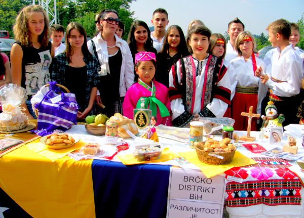 Učenici su predstavili običaje i tradiciju naroda svojih zajednica; foto: SRNA