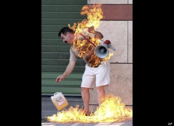 grcka spalio se ispred banke