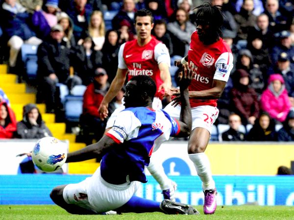 Gervinho postiže prvi dana&scaron;nji pogodak na Ewoodu; foto: Reuters