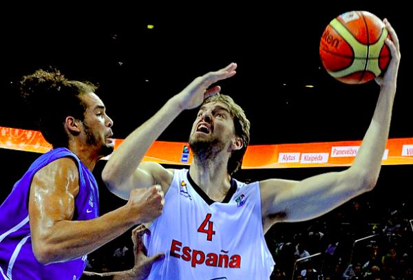 Pau Gasol i Joakim Noah; foto: AP