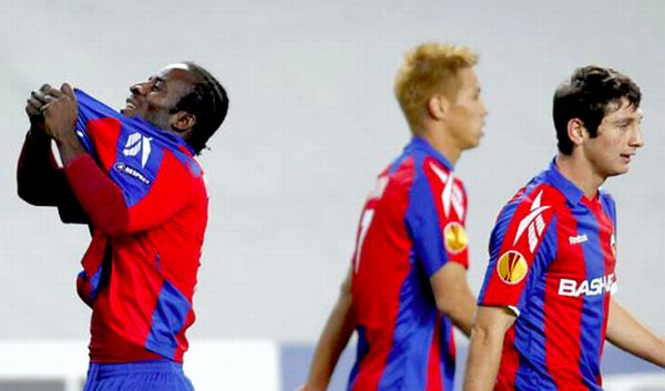 Seydou Doumbia proslavlja pogodak s navijačima; foto: Reuters