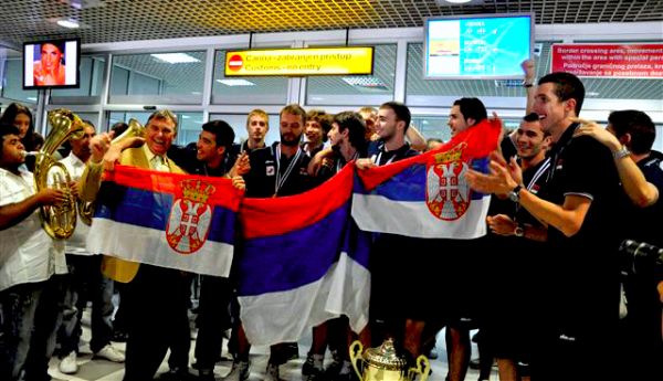 Srpski odbojka&scaron;i na beogradskom aerodromu; foto: TANJUG