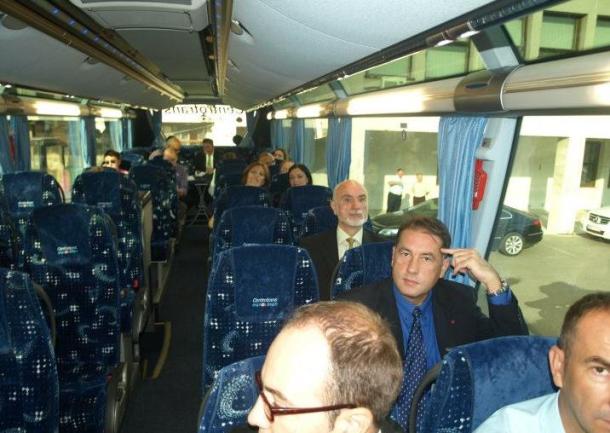 Vlada FBiH u autobusu za Tuzlu/Foto: Hayat