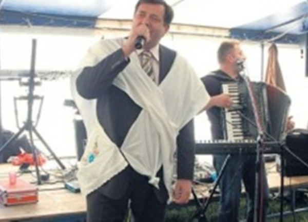 Milorad Dodik pjeva