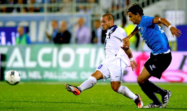 Wesley Sneijder u duelu s Ivanom Radovanovićem; foto: Getty Images