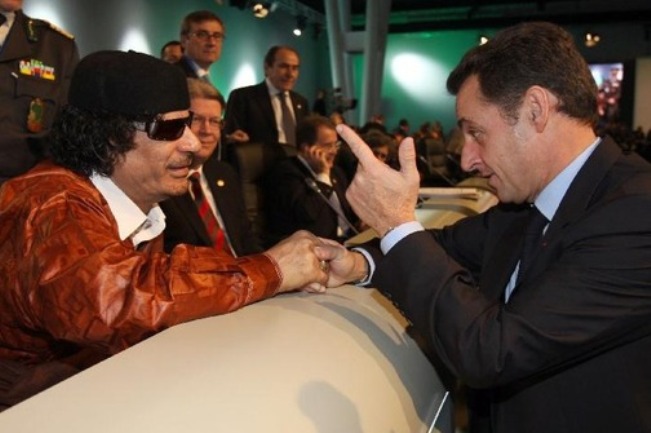 Moamer Gadafi i Nicolas Sarkozy