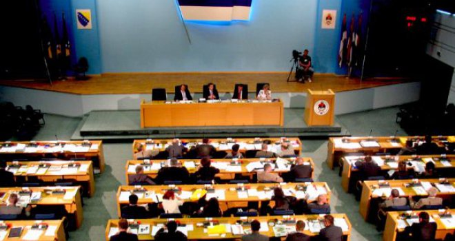 Opozicija u RS-u: Vlast je poslanike skidala s infuzije i dovodila helikopterom iz bolnice  da glasaju