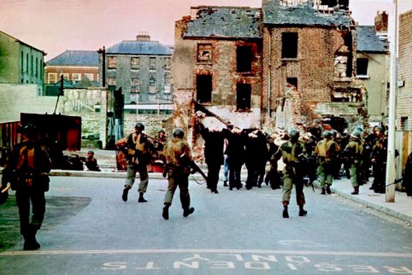 Ministarstvo odbrane je 1974. godine platilo nekoliko stotina funti porodicama žrtava, ali je i negiralo bilo kakvu odgovornost za masakr; foto: Welt.de