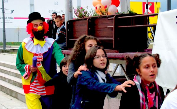 Sinoć na paljanskoj promenadi održano pretfestivalsko veče i otvaranje festivala, koji je nakon ovih događaja otkazan; foto: SRNA