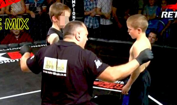  Radnici socijalne službe i Udruženja ljekara o&scaron;tro reaguju na ove borbe djece; foto: Dailymail.co.uk